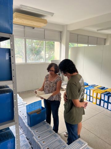 Arquvisita Euliene Rocha (Chefe do Arquivo Geral) e Alunos do primeiro período do curso de História da UFCG (Visita técnica)